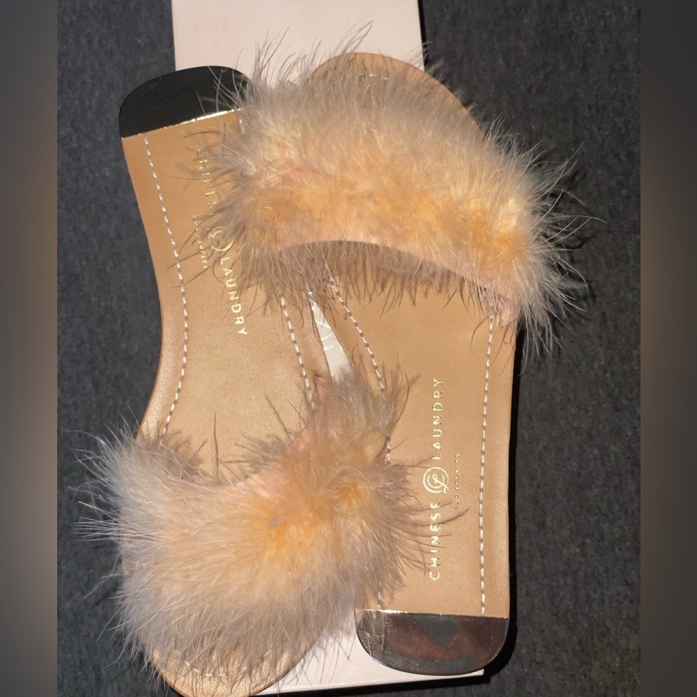 BRAND NEW Chinese Laundry Zoe feather slide